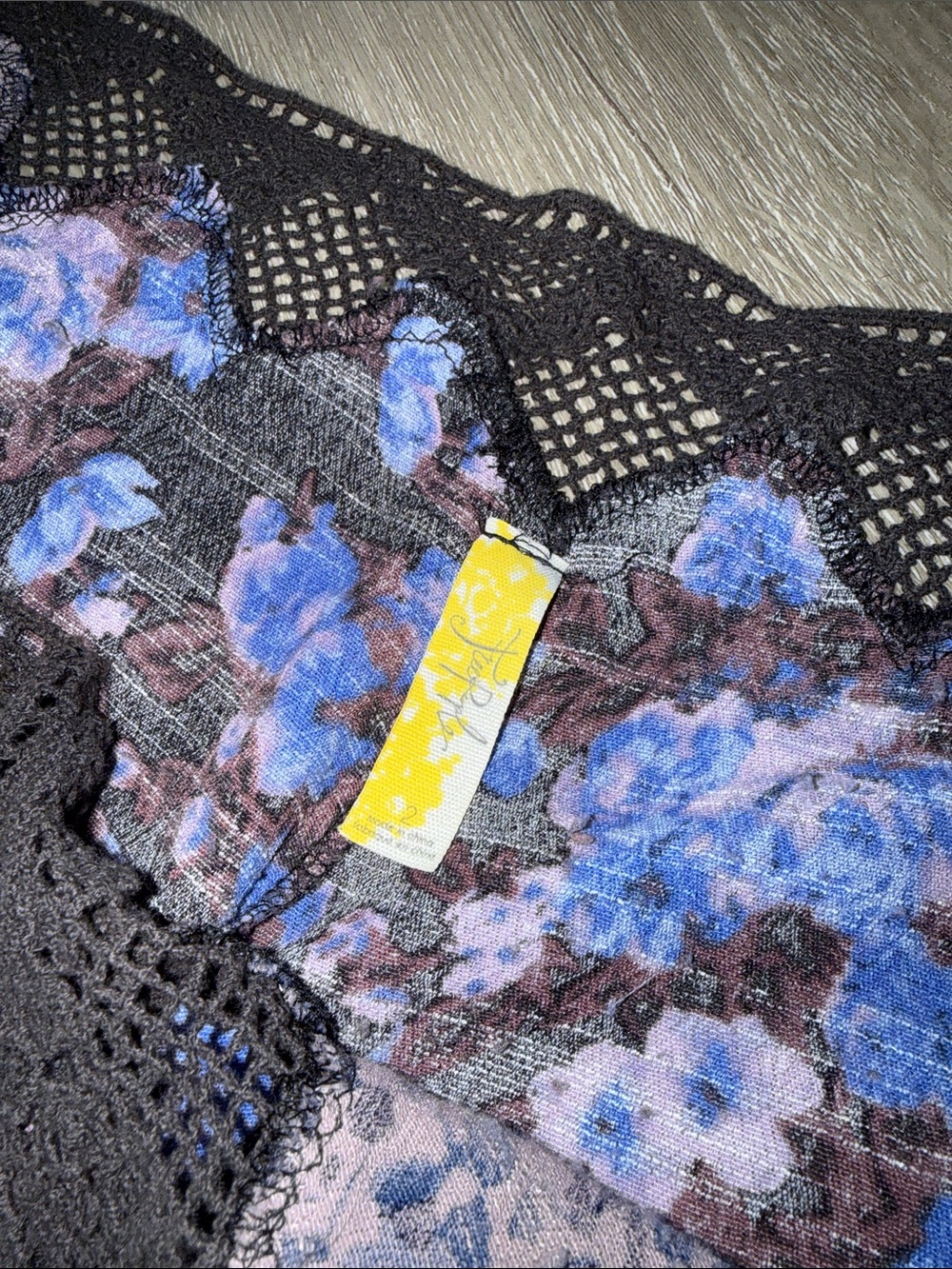 Floral Patterned Lace-Trim Shorts - Picture 5 of 6